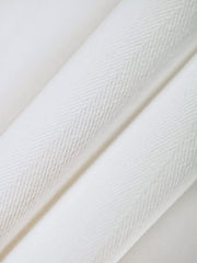 製品画像:
「ヘリンボーン ワーク オーバーシャツの正面全体展示図。19世紀クラシックな作業着シャツを改良したデザインで、ヘリンボーン生地の耐久性と快適性が特徴。黒いリベットをイメージした飾りとルーズフィットシルエットがヴィンテージ感を引き立てます。」
詳細画像:
「ヘリンボーン ワーク オーバーシャツのディテールクローズアップ。胸元に配置されたシングルポケットと黒いリベットをイメージした飾りがアクセントとなり、英字プリントがモダンな要素を加えています。ヘリンボーン生地が視覚的な立体感とヴィンテージ感を演出。」