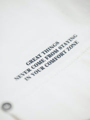 製品画像:
「ヘリンボーン ワーク オーバーシャツの正面全体展示図。19世紀クラシックな作業着シャツを改良したデザインで、ヘリンボーン生地の耐久性と快適性が特徴。黒いリベットをイメージした飾りとルーズフィットシルエットがヴィンテージ感を引き立てます。」
詳細画像:
「ヘリンボーン ワーク オーバーシャツのディテールクローズアップ。胸元に配置されたシングルポケットと黒いリベットをイメージした飾りがアクセントとなり、英字プリントがモダンな要素を加えています。ヘリンボーン生地が視覚的な立体感とヴィンテージ感を演出。」