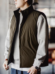 詳細画像: キルティングデザインとスナップボタン、内側と外側のスタイルのディテール
モデル画像: リバーシブルキルティング中綿ベストを着たモデル、日常カジュアルスタイルとアウトドアシーンを披露