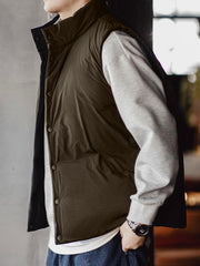 詳細画像: キルティングデザインとスナップボタン、内側と外側のスタイルのディテール
モデル画像: リバーシブルキルティング中綿ベストを着たモデル、日常カジュアルスタイルとアウトドアシーンを披露