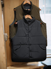 製品画像: リバーシブル キルティング中綿ベスト メンズ ヴィンテージ風デザイン 正面全体図
詳細画像: キルティングデザインとスナップボタン、内側と外側のスタイルのディテール