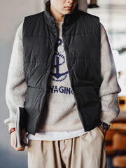 詳細画像: キルティングデザインとスナップボタン、内側と外側のスタイルのディテール
モデル画像: リバーシブルキルティング中綿ベストを着たモデル、日常カジュアルスタイルとアウトドアシーンを披露