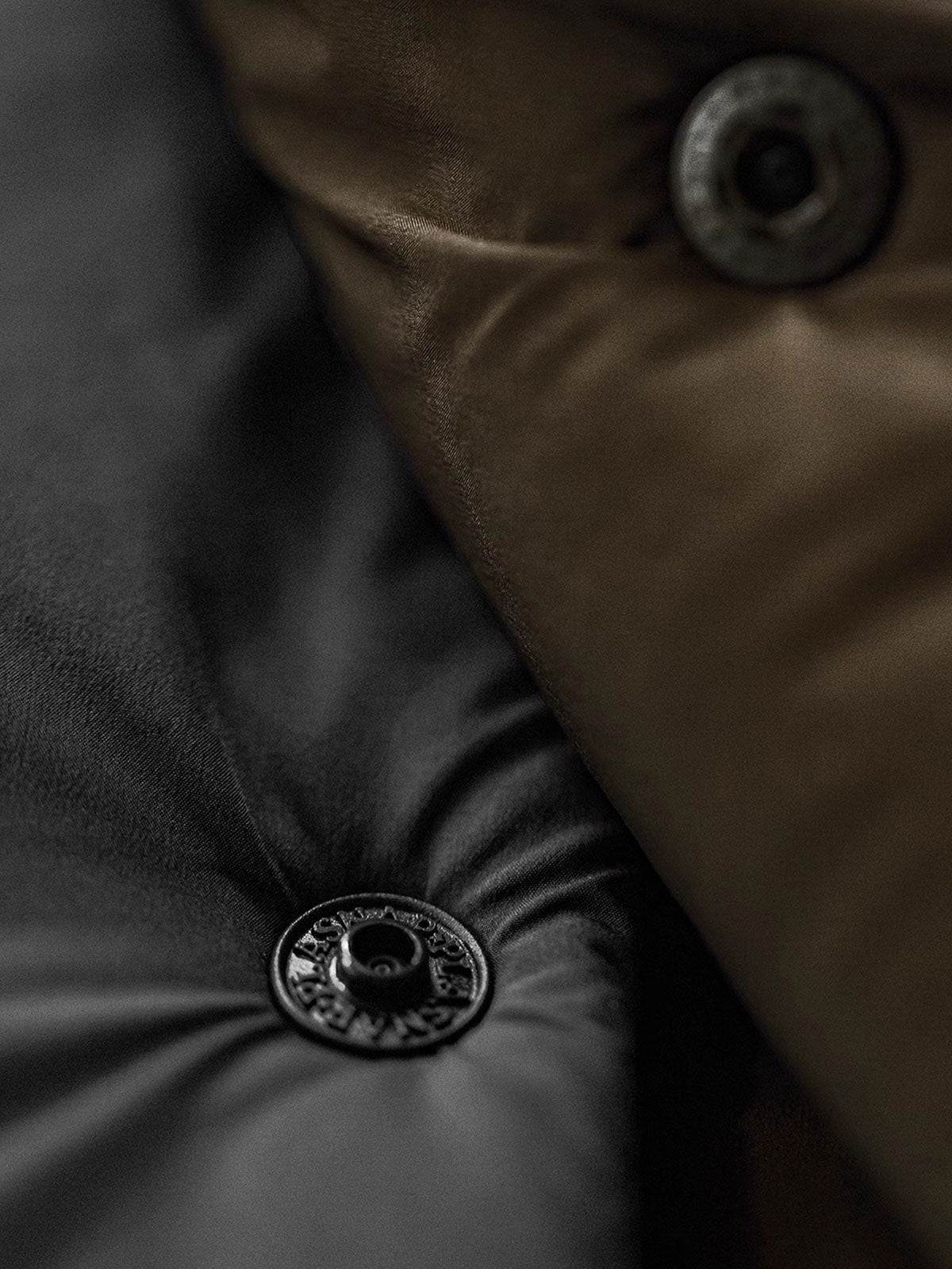 製品画像: リバーシブル キルティング中綿ベスト メンズ ヴィンテージ風デザイン 正面全体図
詳細画像: キルティングデザインとスナップボタン、内側と外側のスタイルのディテール