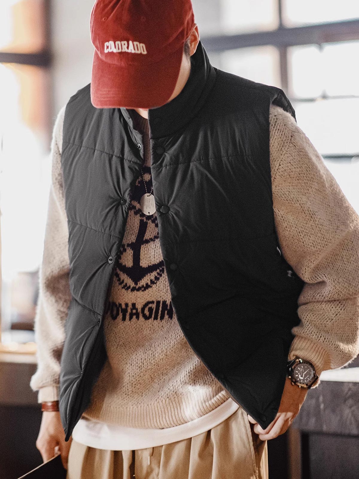 詳細画像: キルティングデザインとスナップボタン、内側と外側のスタイルのディテール
モデル画像: リバーシブルキルティング中綿ベストを着たモデル、日常カジュアルスタイルとアウトドアシーンを披露