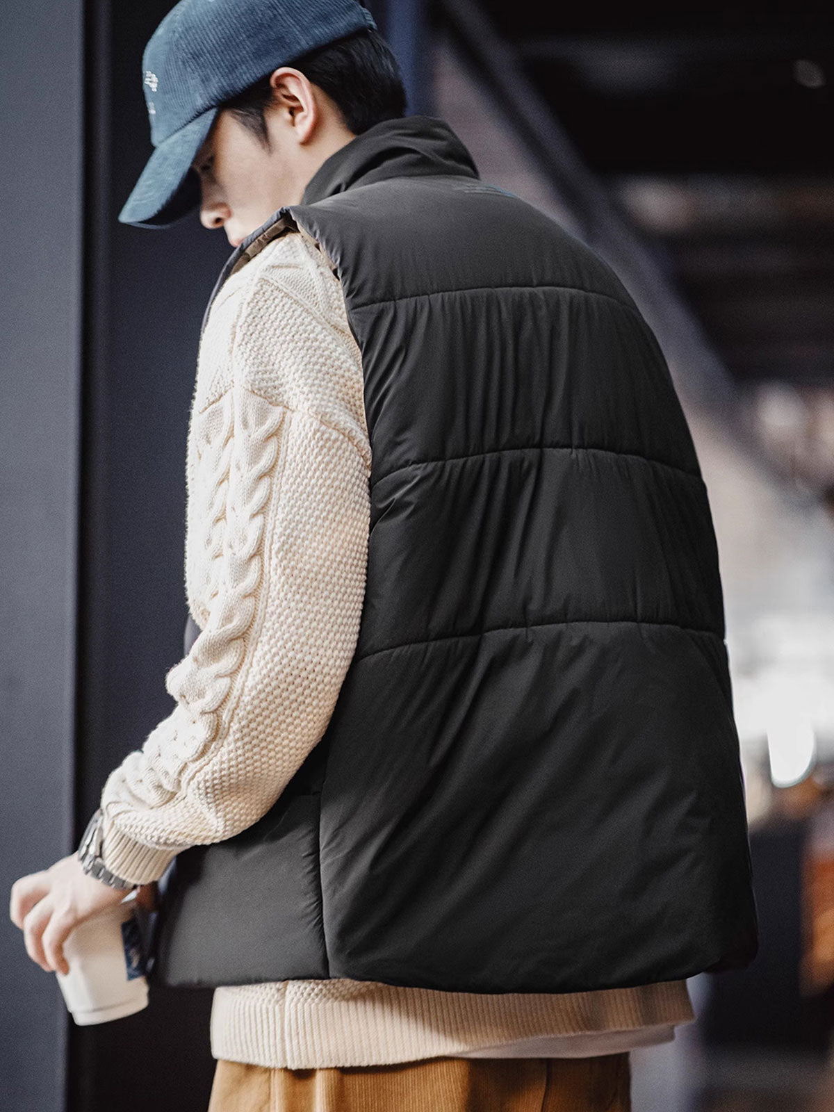 詳細画像: キルティングデザインとスナップボタン、内側と外側のスタイルのディテール
モデル画像: リバーシブルキルティング中綿ベストを着たモデル、日常カジュアルスタイルとアウトドアシーンを披露