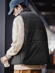 詳細画像: キルティングデザインとスナップボタン、内側と外側のスタイルのディテール
モデル画像: リバーシブルキルティング中綿ベストを着たモデル、日常カジュアルスタイルとアウトドアシーンを披露