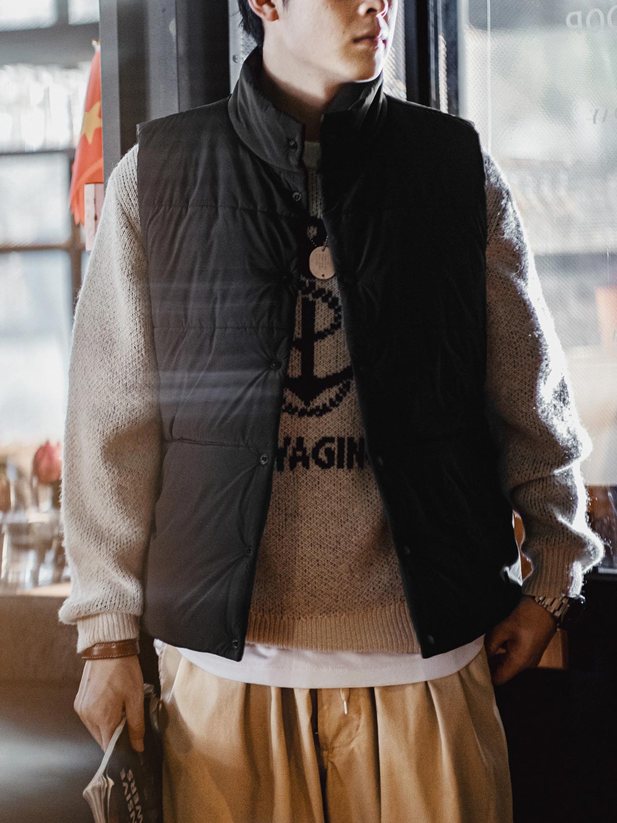 詳細画像: キルティングデザインとスナップボタン、内側と外側のスタイルのディテール
モデル画像: リバーシブルキルティング中綿ベストを着たモデル、日常カジュアルスタイルとアウトドアシーンを披露