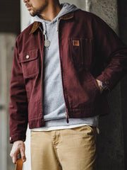 詳細画像: コーデュロイ襟とサンダーバードレザーパッチのディテール
モデル画像: カーキカラーのデトロイトハンティングジャケットを着用した男性のスタイル