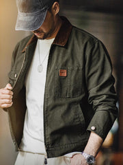 詳細画像: コーデュロイ襟とサンダーバードレザーパッチのディテール
モデル画像: カーキカラーのデトロイトハンティングジャケットを着用した男性のスタイル