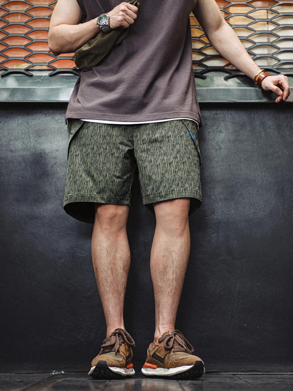 モデルがレインドロップカモフラージュプリントミリタリースタイル機能性ショーツを着用している画像