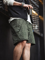 モデルがレインドロップカモフラージュプリントミリタリースタイル機能性ショーツを着用している画像