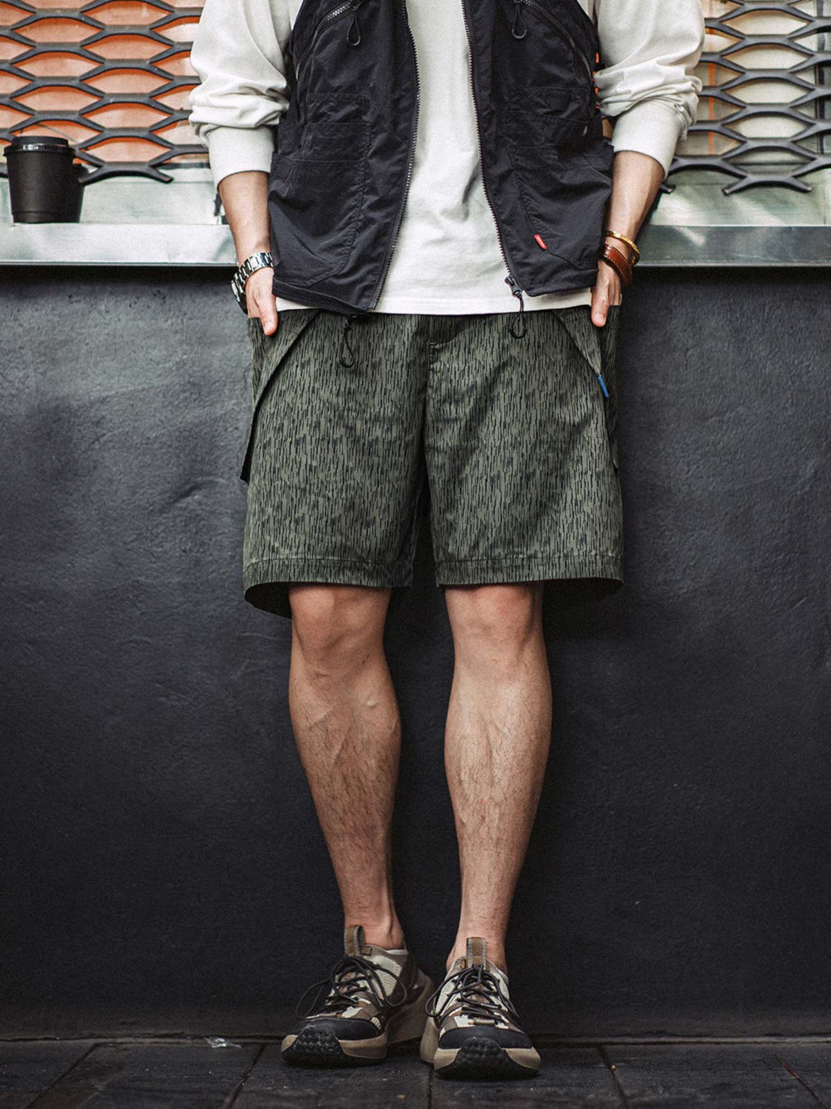 モデルがレインドロップカモフラージュプリントミリタリースタイル機能性ショーツを着用している画像