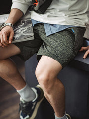 モデルがレインドロップカモフラージュプリントミリタリースタイル機能性ショーツを着用している画像