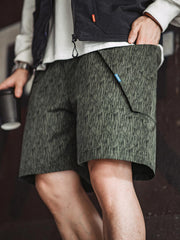 モデルがレインドロップカモフラージュプリントミリタリースタイル機能性ショーツを着用している画像