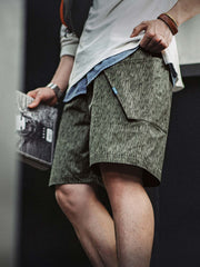 モデルがレインドロップカモフラージュプリントミリタリースタイル機能性ショーツを着用している画像