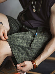 モデルがレインドロップカモフラージュプリントミリタリースタイル機能性ショーツを着用している画像