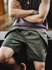 モデルがレインドロップカモフラージュプリントミリタリースタイル機能性ショーツを着用している画像