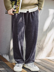 詳細画像
シャギーフリース素材の両面の質感と、伸縮性のあるピッグノーズコードのディテールをクローズアップした画像。軽量で滑らかな触感が伝わる一枚。
モデル画像
モデルがシャギーフリースジョガーパンツを着用し、アメリカンカジュアルスタイルにコーディネートした全身画像。冬に最適なリラックス感のあるシルエットが特徴。