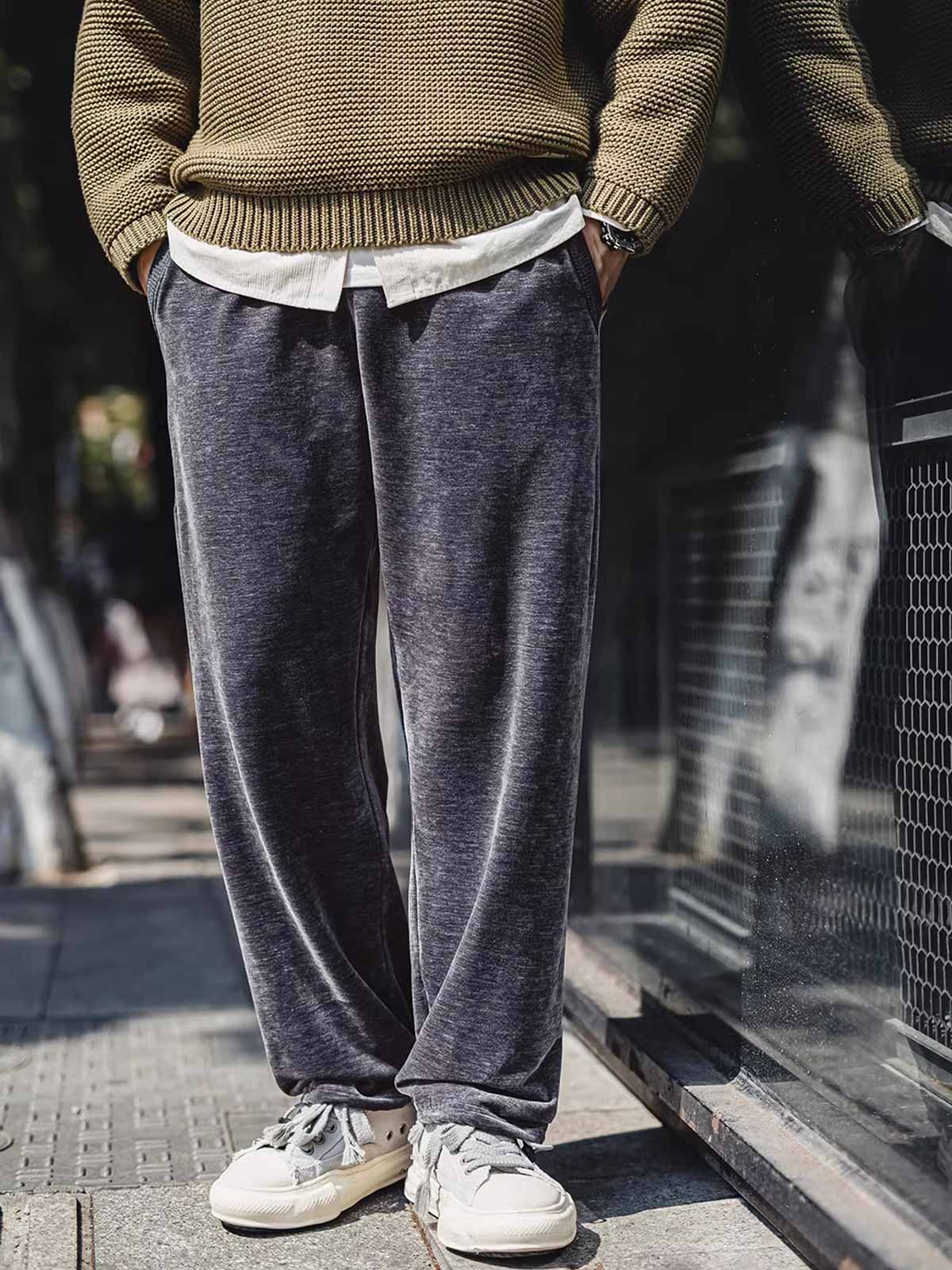 詳細画像
シャギーフリース素材の両面の質感と、伸縮性のあるピッグノーズコードのディテールをクローズアップした画像。軽量で滑らかな触感が伝わる一枚。
モデル画像
モデルがシャギーフリースジョガーパンツを着用し、アメリカンカジュアルスタイルにコーディネートした全身画像。冬に最適なリラックス感のあるシルエットが特徴。