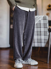 詳細画像
シャギーフリース素材の両面の質感と、伸縮性のあるピッグノーズコードのディテールをクローズアップした画像。軽量で滑らかな触感が伝わる一枚。
モデル画像
モデルがシャギーフリースジョガーパンツを着用し、アメリカンカジュアルスタイルにコーディネートした全身画像。冬に最適なリラックス感のあるシルエットが特徴。