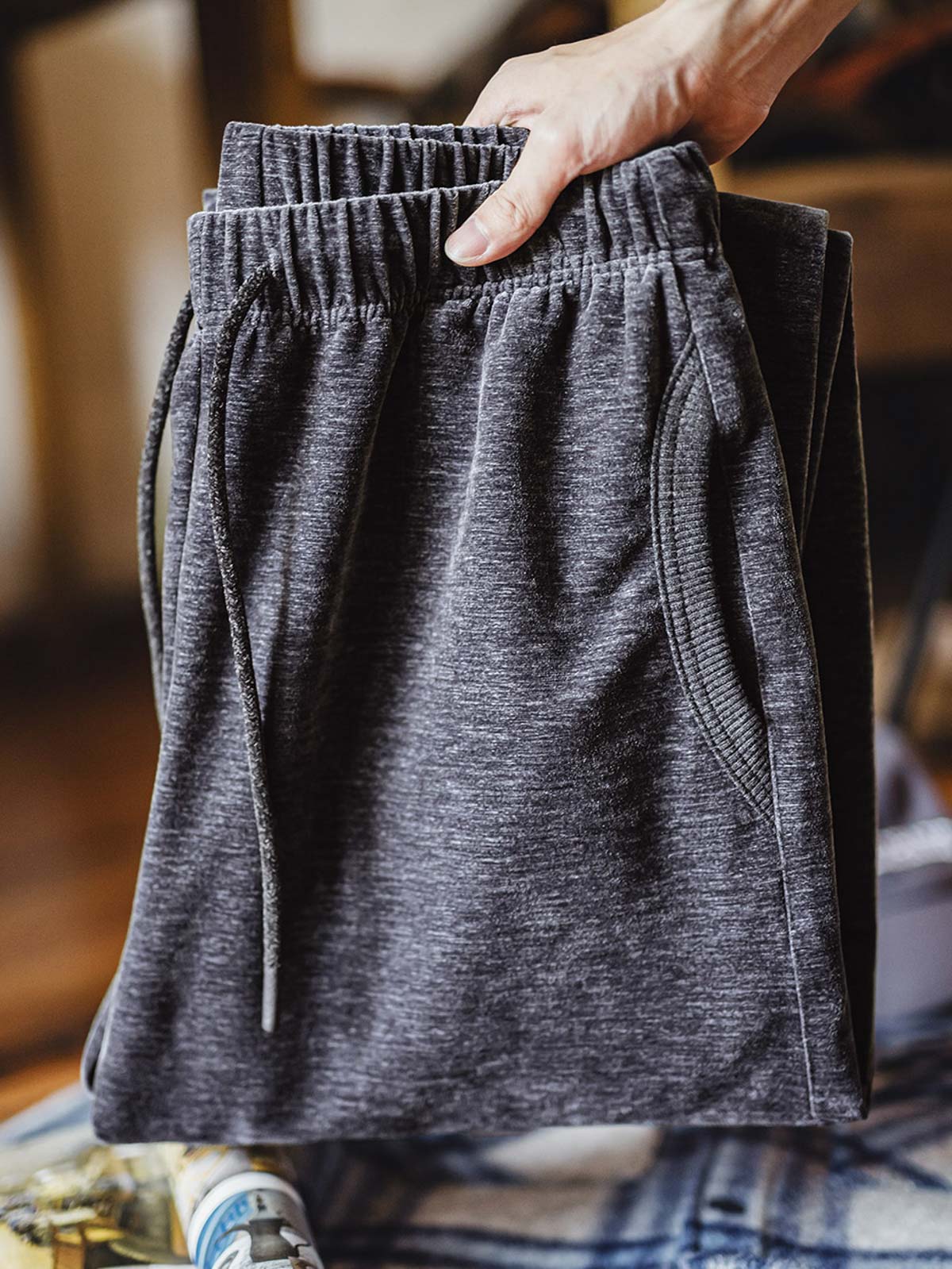 製品画像
柔らかいシャギーフリース素材を使用したジョガーパンツの正面全体画像。保温性に優れたデザインで、霜降りグレーのカラーが特徴。
詳細画像
シャギーフリース素材の両面の質感と、伸縮性のあるピッグノーズコードのディテールをクローズアップした画像。軽量で滑らかな触感が伝わる一枚。