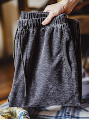 製品画像
柔らかいシャギーフリース素材を使用したジョガーパンツの正面全体画像。保温性に優れたデザインで、霜降りグレーのカラーが特徴。
詳細画像
シャギーフリース素材の両面の質感と、伸縮性のあるピッグノーズコードのディテールをクローズアップした画像。軽量で滑らかな触感が伝わる一枚。