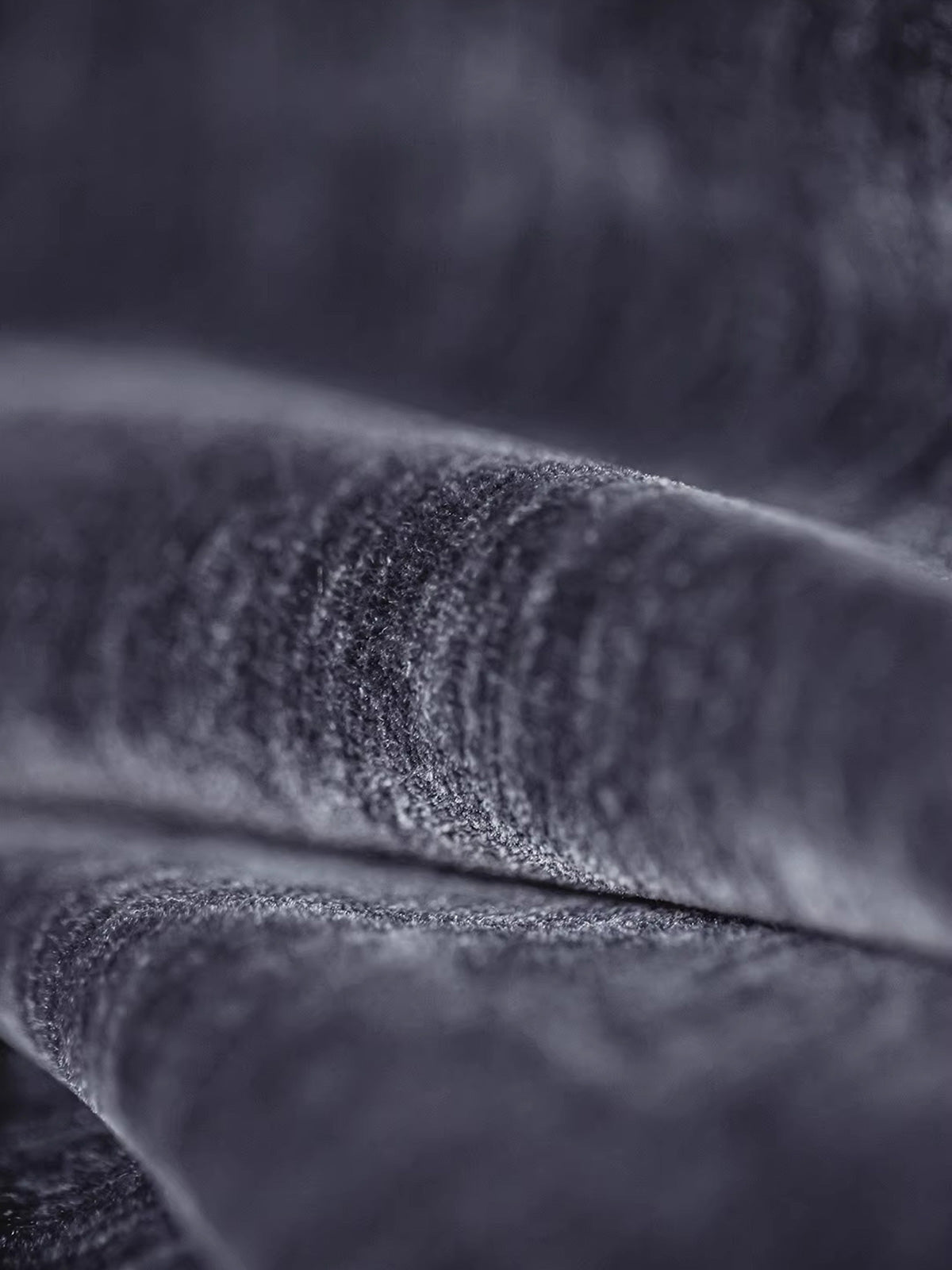 製品画像
柔らかいシャギーフリース素材を使用したジョガーパンツの正面全体画像。保温性に優れたデザインで、霜降りグレーのカラーが特徴。
詳細画像
シャギーフリース素材の両面の質感と、伸縮性のあるピッグノーズコードのディテールをクローズアップした画像。軽量で滑らかな触感が伝わる一枚。