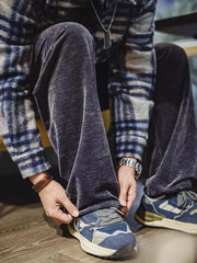 製品画像
柔らかいシャギーフリース素材を使用したジョガーパンツの正面全体画像。保温性に優れたデザインで、霜降りグレーのカラーが特徴。
詳細画像
シャギーフリース素材の両面の質感と、伸縮性のあるピッグノーズコードのディテールをクローズアップした画像。軽量で滑らかな触感が伝わる一枚。