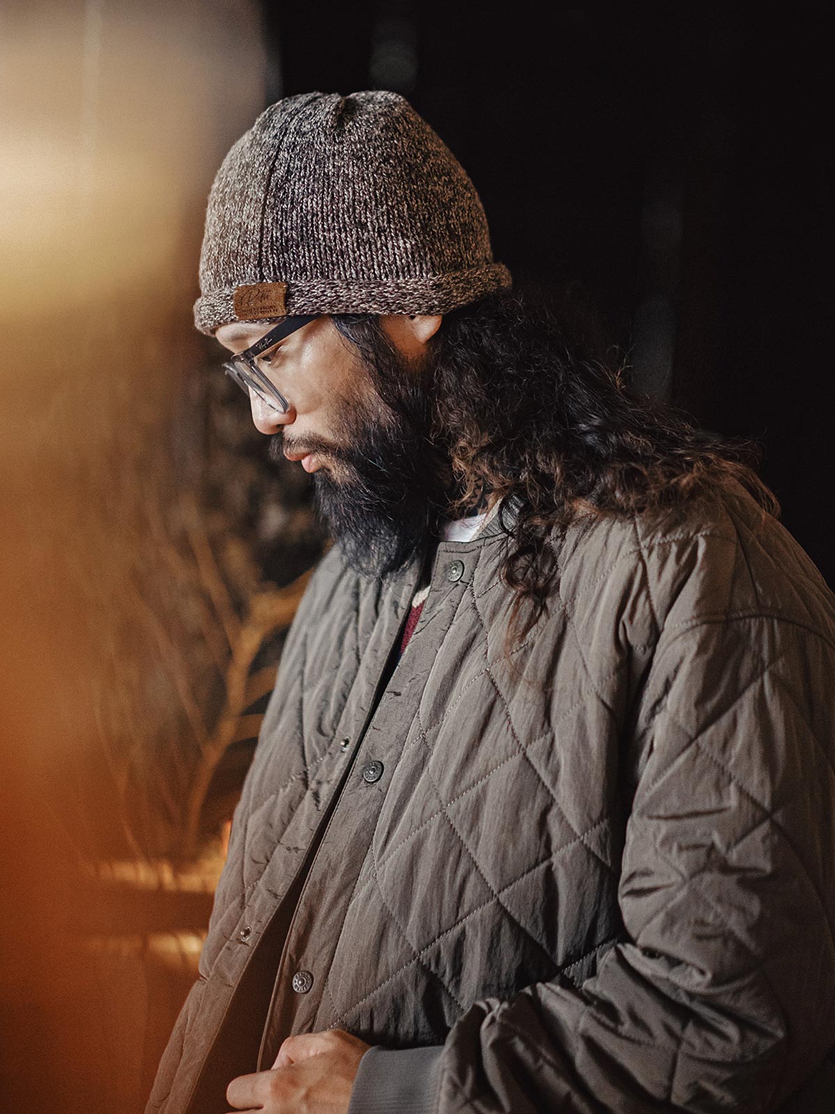 詳細画像:縁部分のディテールと編み糸のテクスチャーをクローズアップ。柔らかい素材で寒い季節にも快適。
モデル画像:モデルがヴィンテージ風ツートーンニットビーニーを着用し、カジュアルな冬のスタイリングを提案。