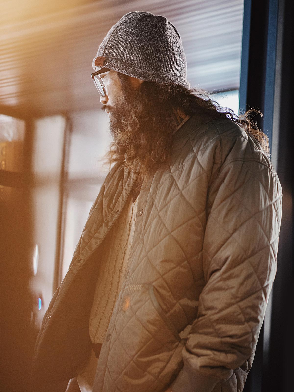 詳細画像:縁部分のディテールと編み糸のテクスチャーをクローズアップ。柔らかい素材で寒い季節にも快適。
モデル画像:モデルがヴィンテージ風ツートーンニットビーニーを着用し、カジュアルな冬のスタイリングを提案。