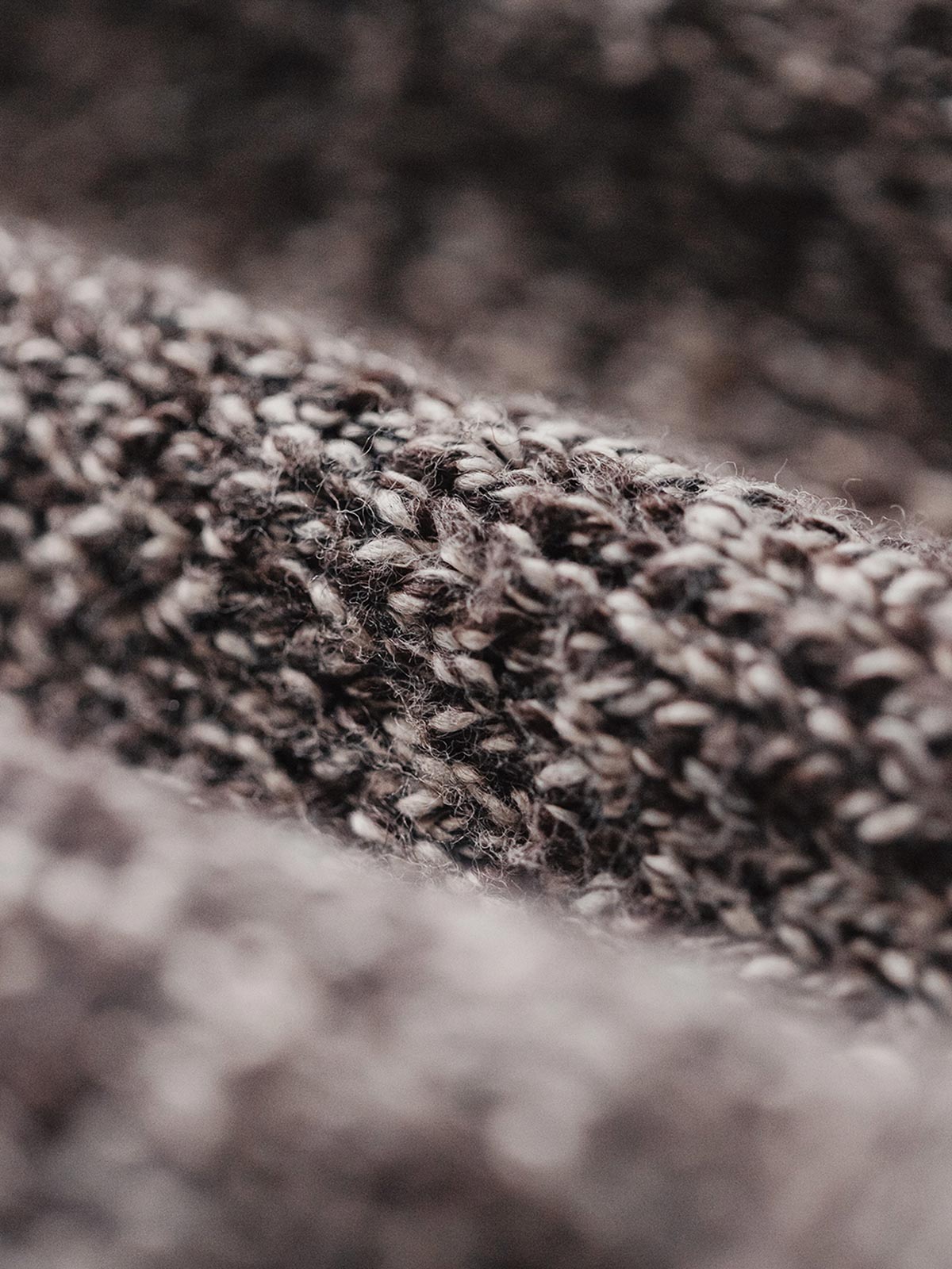 製品画像:ヴィンテージ風ツートーンニットビーニーの全体展示。グレーとブラウンの糸が織り交ぜられたシンプルで洗練されたデザインが特徴。
詳細画像:縁部分のディテールと編み糸のテクスチャーをクローズアップ。柔らかい素材で寒い季節にも快適。