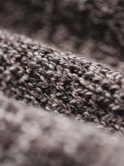 製品画像:ヴィンテージ風ツートーンニットビーニーの全体展示。グレーとブラウンの糸が織り交ぜられたシンプルで洗練されたデザインが特徴。
詳細画像:縁部分のディテールと編み糸のテクスチャーをクローズアップ。柔らかい素材で寒い季節にも快適。