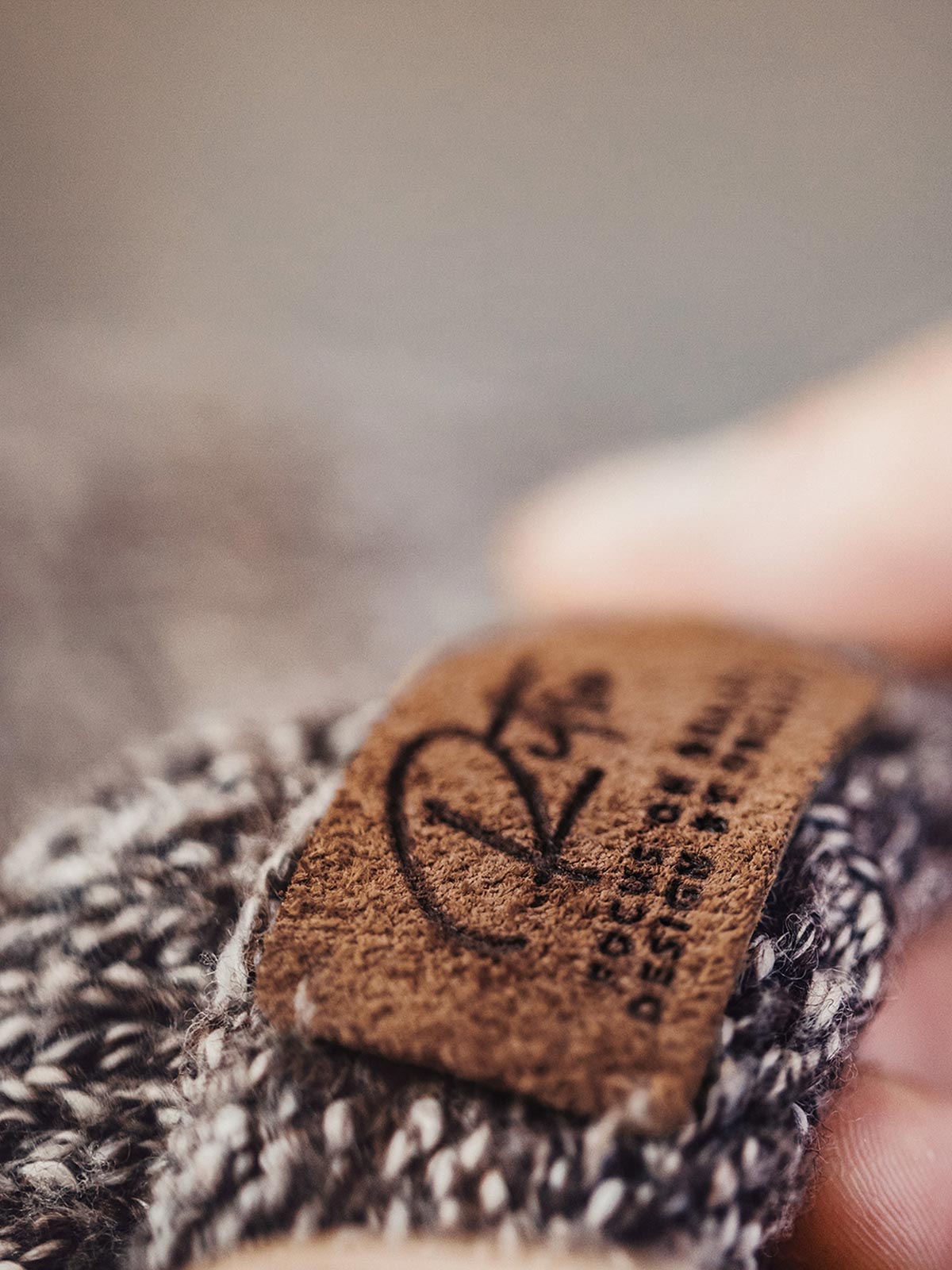 製品画像:ヴィンテージ風ツートーンニットビーニーの全体展示。グレーとブラウンの糸が織り交ぜられたシンプルで洗練されたデザインが特徴。
詳細画像:縁部分のディテールと編み糸のテクスチャーをクローズアップ。柔らかい素材で寒い季節にも快適。