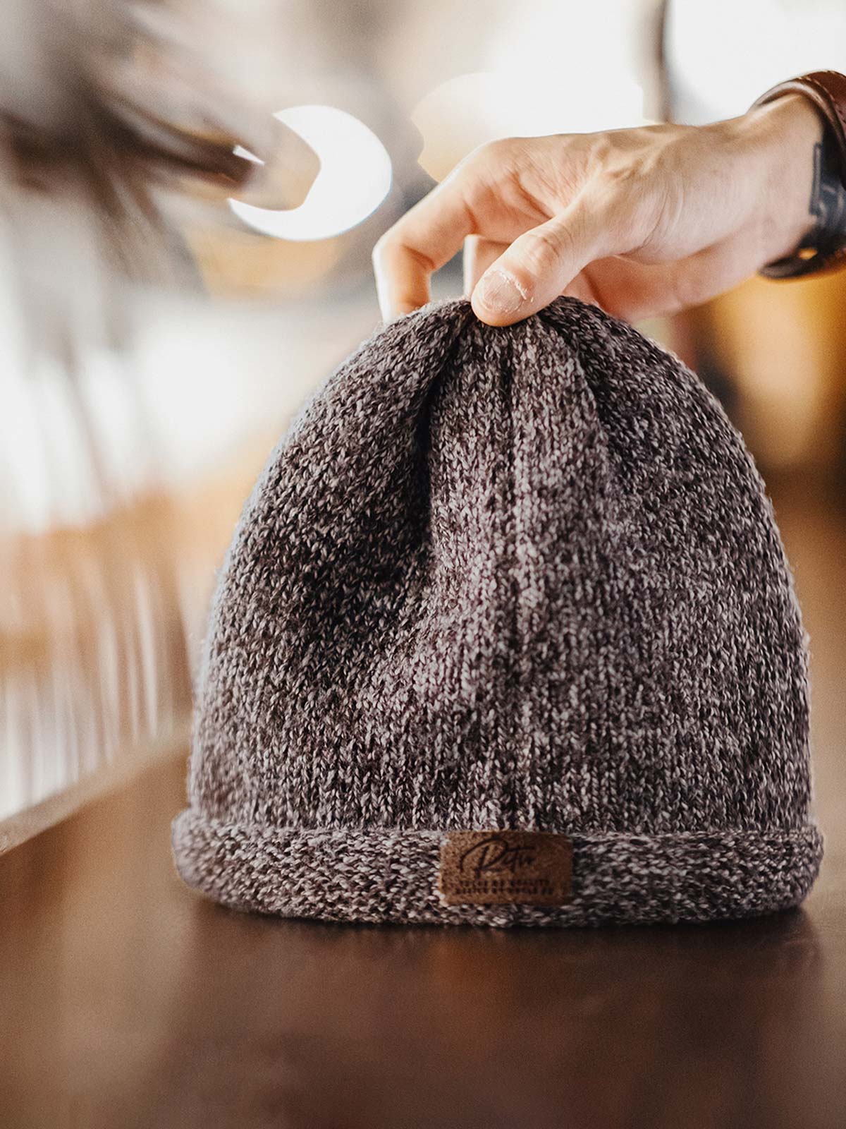 製品画像:ヴィンテージ風ツートーンニットビーニーの全体展示。グレーとブラウンの糸が織り交ぜられたシンプルで洗練されたデザインが特徴。
詳細画像:縁部分のディテールと編み糸のテクスチャーをクローズアップ。柔らかい素材で寒い季節にも快適。