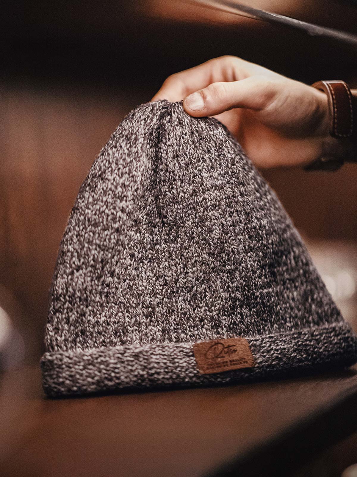 製品画像:ヴィンテージ風ツートーンニットビーニーの全体展示。グレーとブラウンの糸が織り交ぜられたシンプルで洗練されたデザインが特徴。
詳細画像:縁部分のディテールと編み糸のテクスチャーをクローズアップ。柔らかい素材で寒い季節にも快適。