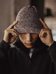 詳細画像:縁部分のディテールと編み糸のテクスチャーをクローズアップ。柔らかい素材で寒い季節にも快適。
モデル画像:モデルがヴィンテージ風ツートーンニットビーニーを着用し、カジュアルな冬のスタイリングを提案。