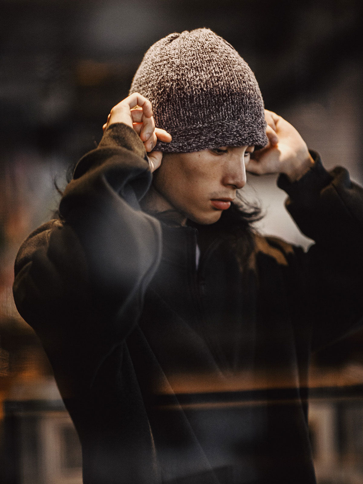 詳細画像:縁部分のディテールと編み糸のテクスチャーをクローズアップ。柔らかい素材で寒い季節にも快適。
モデル画像:モデルがヴィンテージ風ツートーンニットビーニーを着用し、カジュアルな冬のスタイリングを提案。