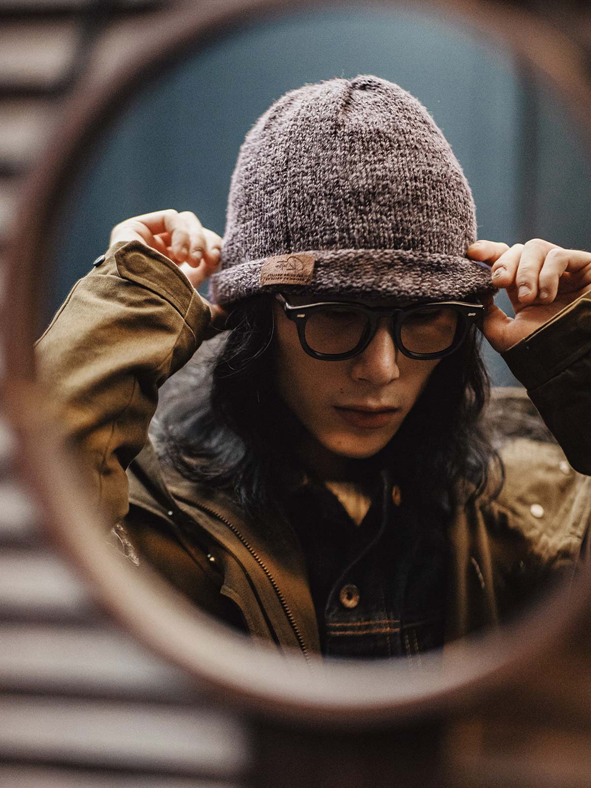 詳細画像:縁部分のディテールと編み糸のテクスチャーをクローズアップ。柔らかい素材で寒い季節にも快適。
モデル画像:モデルがヴィンテージ風ツートーンニットビーニーを着用し、カジュアルな冬のスタイリングを提案。