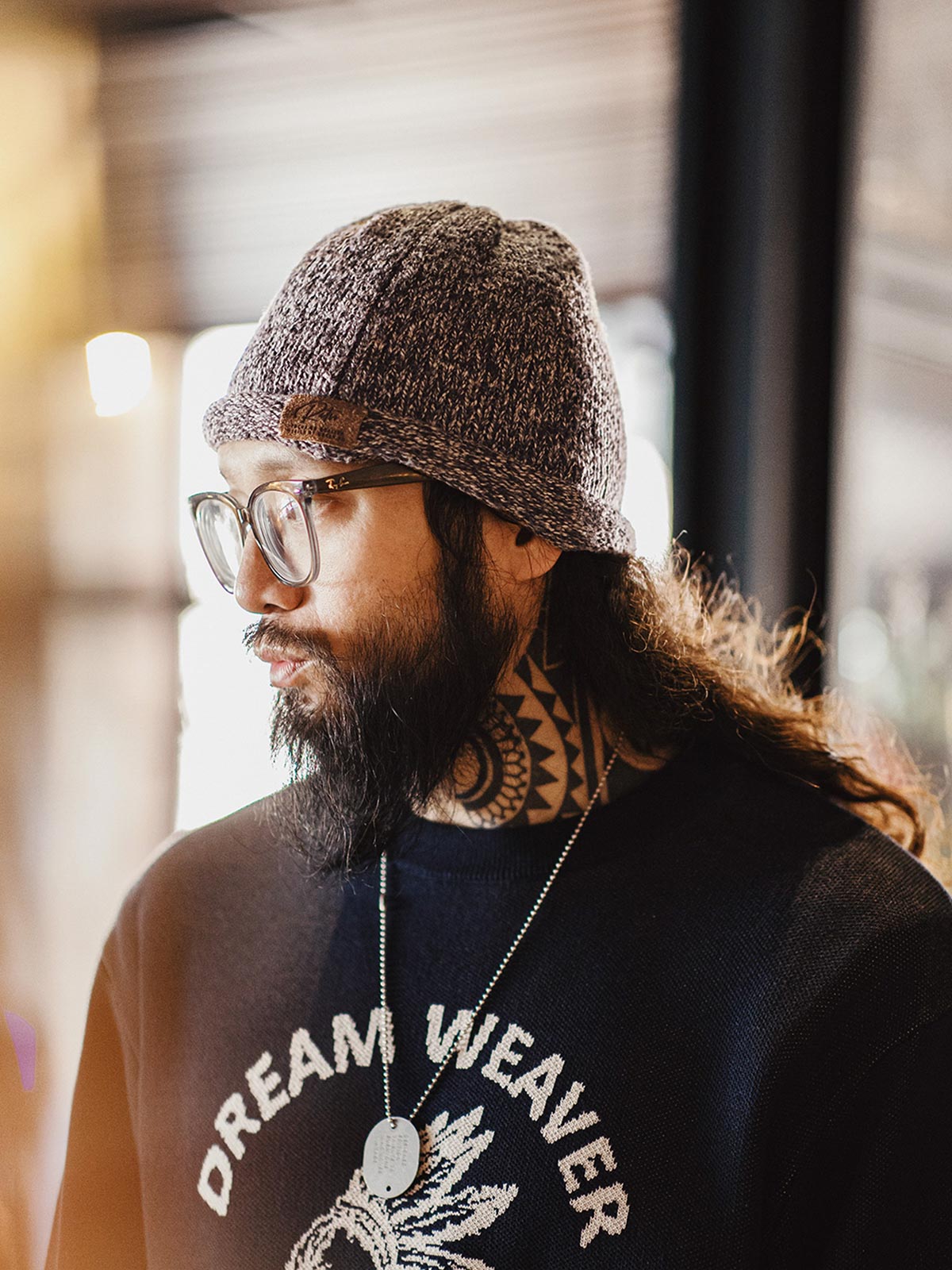 詳細画像:縁部分のディテールと編み糸のテクスチャーをクローズアップ。柔らかい素材で寒い季節にも快適。
モデル画像:モデルがヴィンテージ風ツートーンニットビーニーを着用し、カジュアルな冬のスタイリングを提案。