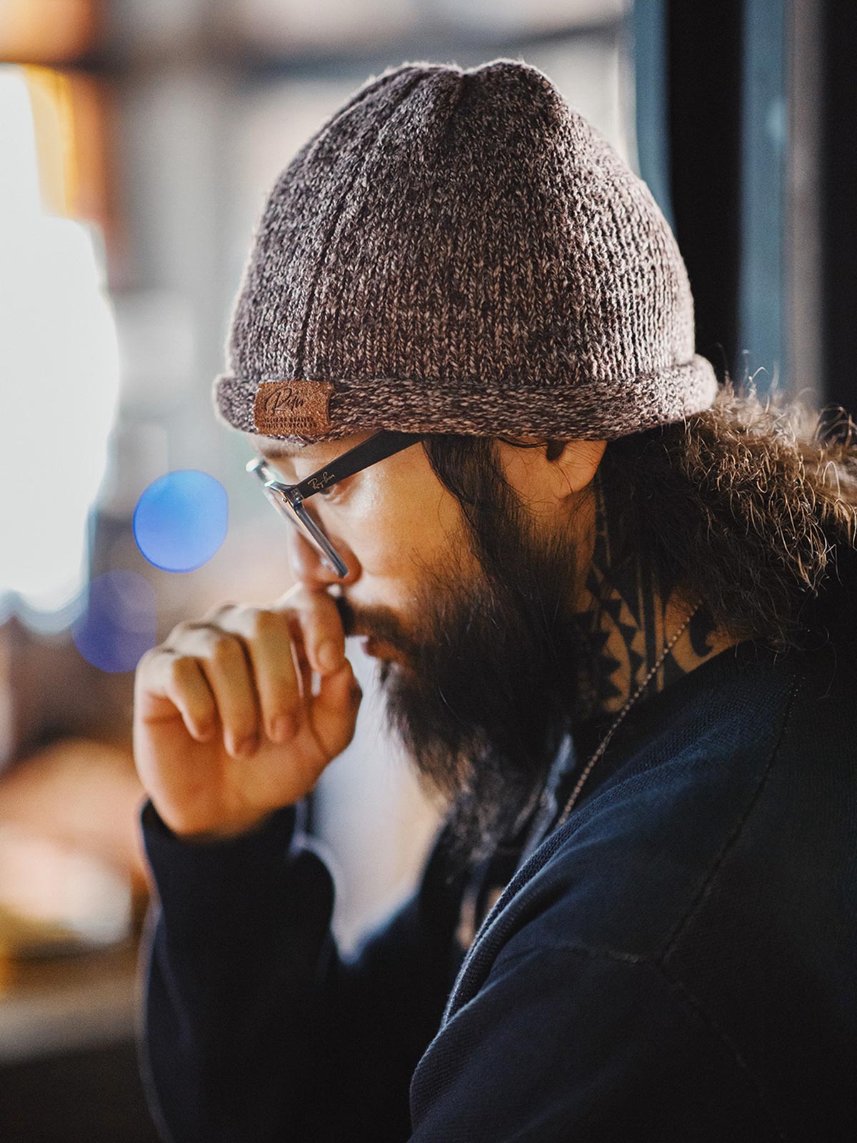 詳細画像:縁部分のディテールと編み糸のテクスチャーをクローズアップ。柔らかい素材で寒い季節にも快適。
モデル画像:モデルがヴィンテージ風ツートーンニットビーニーを着用し、カジュアルな冬のスタイリングを提案。