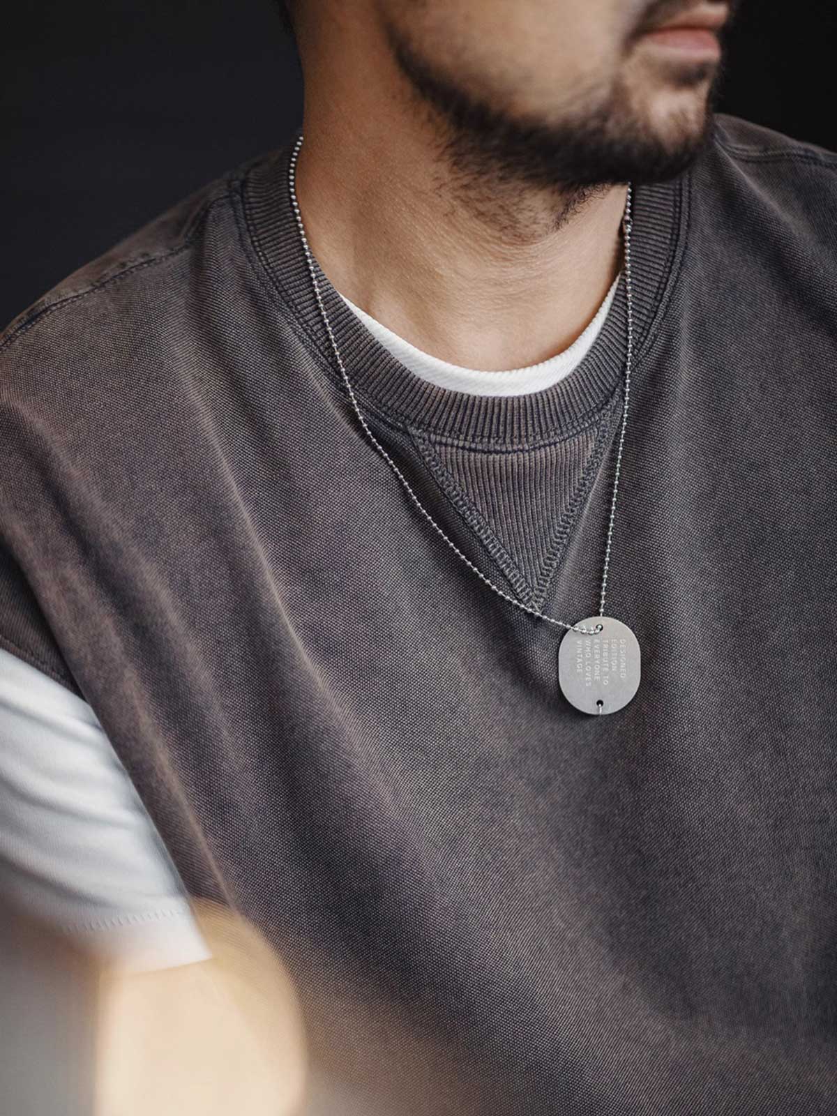 モデル画像:モデルがヴィンテージ風コットンリブタンクトップを着用