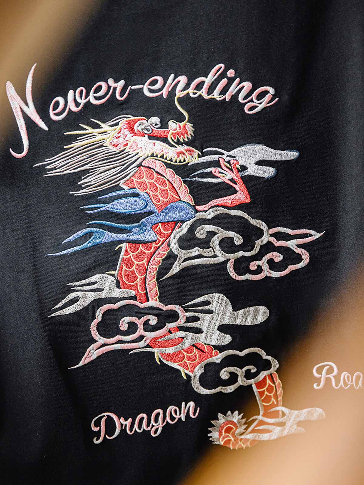 Tシャツの昇り龍刺繍のディテール
