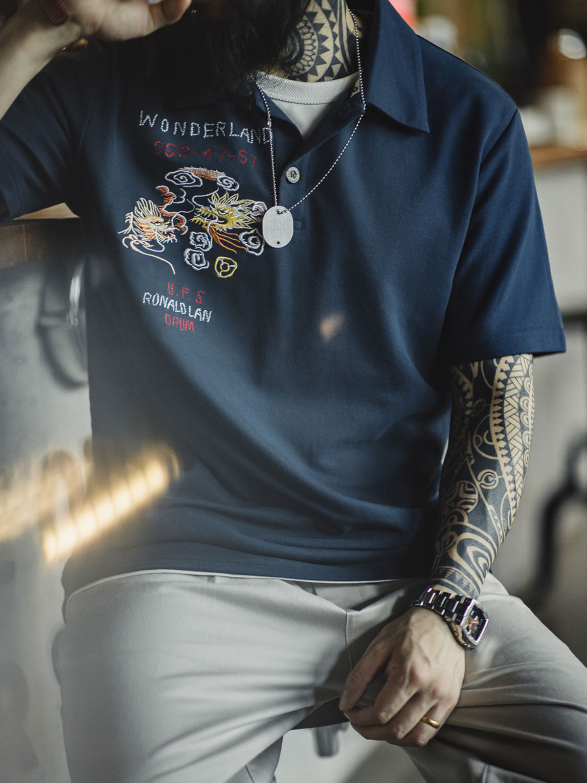 モデル画像:モデルが横須賀双龍刺繍ポロシャツを着用