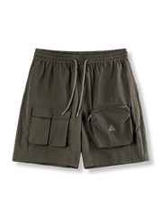 多機能ポケットショーツの正面全体図、5つの機能的なポケットを展示