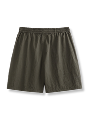 多機能ポケットショーツの正面全体図、5つの機能的なポケットを展示