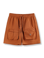 多機能ポケットショーツの正面全体図、5つの機能的なポケットを展示