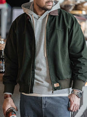 詳細画像: ジャケットのディテール、レザーエンボスロゴとブロンズジップ
モデル画像: モデルが着用するヴィンテージ ヘビーウェイト サンタフェキャンバスジャケット