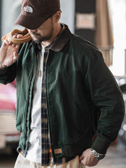 詳細画像: ジャケットのディテール、レザーエンボスロゴとブロンズジップ
モデル画像: モデルが着用するヴィンテージ ヘビーウェイト サンタフェキャンバスジャケット