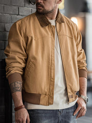 詳細画像: ジャケットのディテール、レザーエンボスロゴとブロンズジップ
モデル画像: モデルが着用するヴィンテージ ヘビーウェイト サンタフェキャンバスジャケット