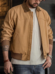 詳細画像: ジャケットのディテール、レザーエンボスロゴとブロンズジップ
モデル画像: モデルが着用するヴィンテージ ヘビーウェイト サンタフェキャンバスジャケット